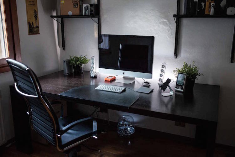 42 Beautiful, Minimal Workstations For Your Inspiration