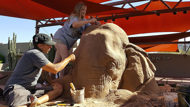 Sand sculpture of Elephant playing chess with a mouse - 4