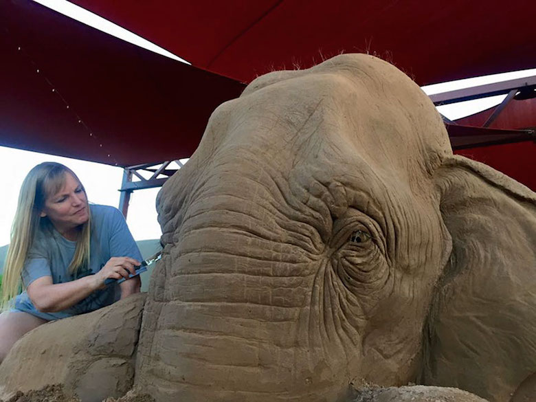 Sand sculpture of Elephant playing chess with a mouse - 5