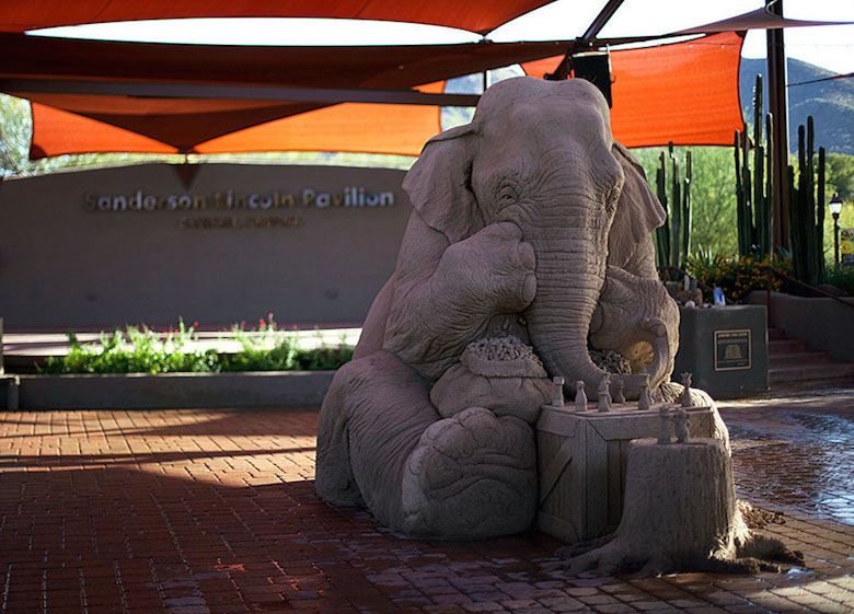Sand sculpture of Elephant playing chess with a mouse - 7