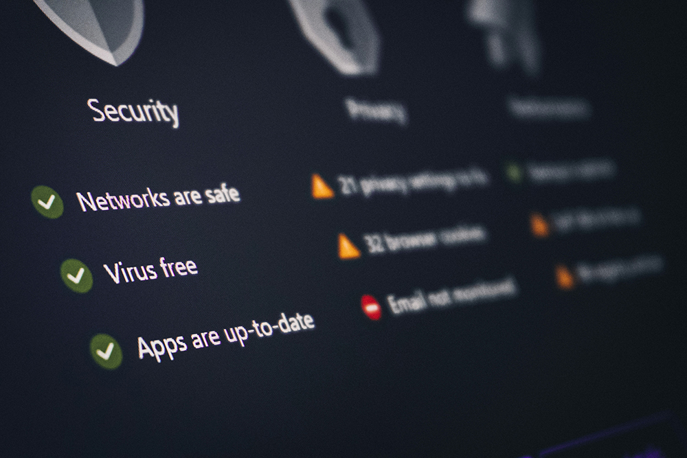 Security software interface showing network safety, virus protection, and app update status