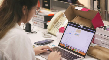 Online reseller using AI productivity tools to manage ecommerce listings and shipping
