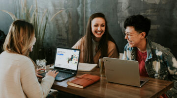 B2B professionals using LinkedIn outreach tools on a laptop
